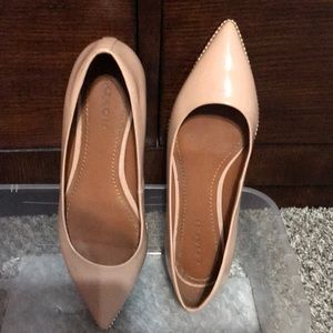 Gently worn Nude color flat with gold beaded edges